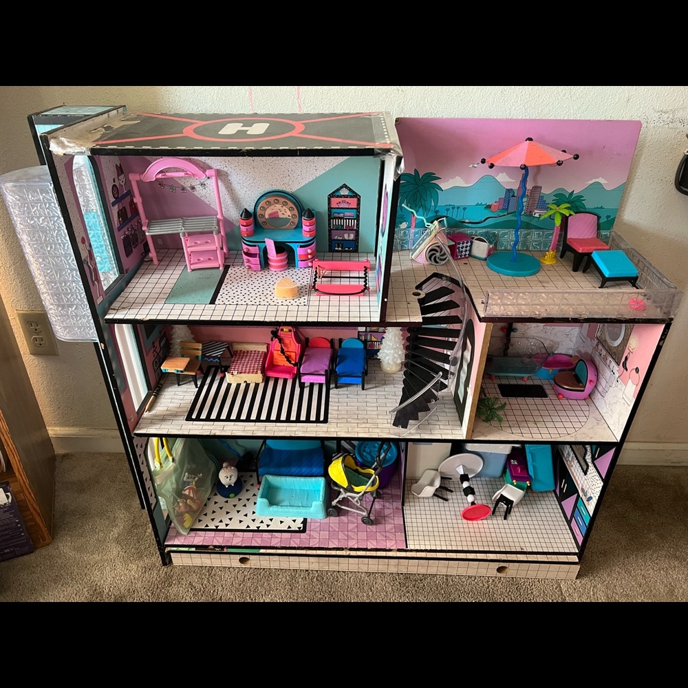 Selling an Lol surprise doll house! Used!